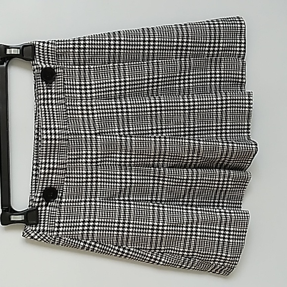 Topshop Dresses & Skirts - COPY - Topshop Black and white plaid houndstooth skirt. Size 4